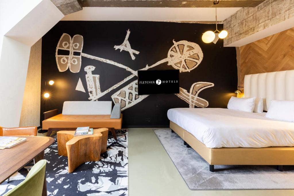 鹿特丹Fletcher Boutique Hotel Slaak-Rotterdam的酒店客房设有两张床和一堵带绘画的墙壁。