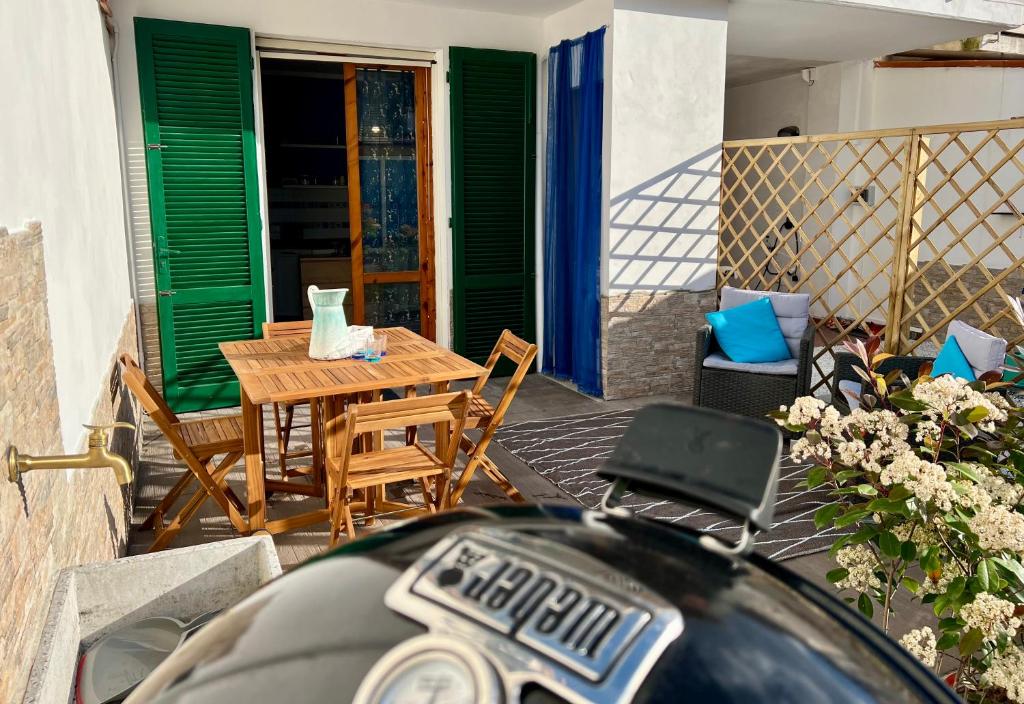 维亚雷焦Appartamento piano terra centro的摩托车停放在带桌椅的庭院
