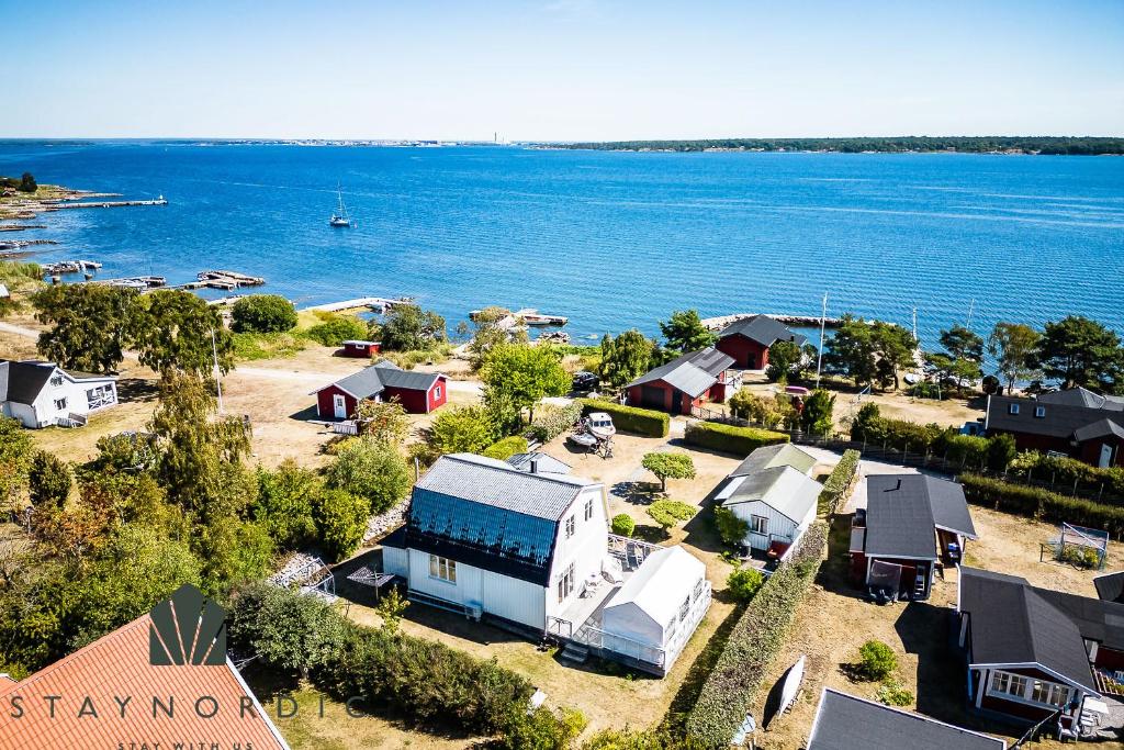 卡尔斯克鲁纳Nice house with a panoramic view of the sea on beautiful Hasslo outside Karlskrona的水边小镇的空中景观