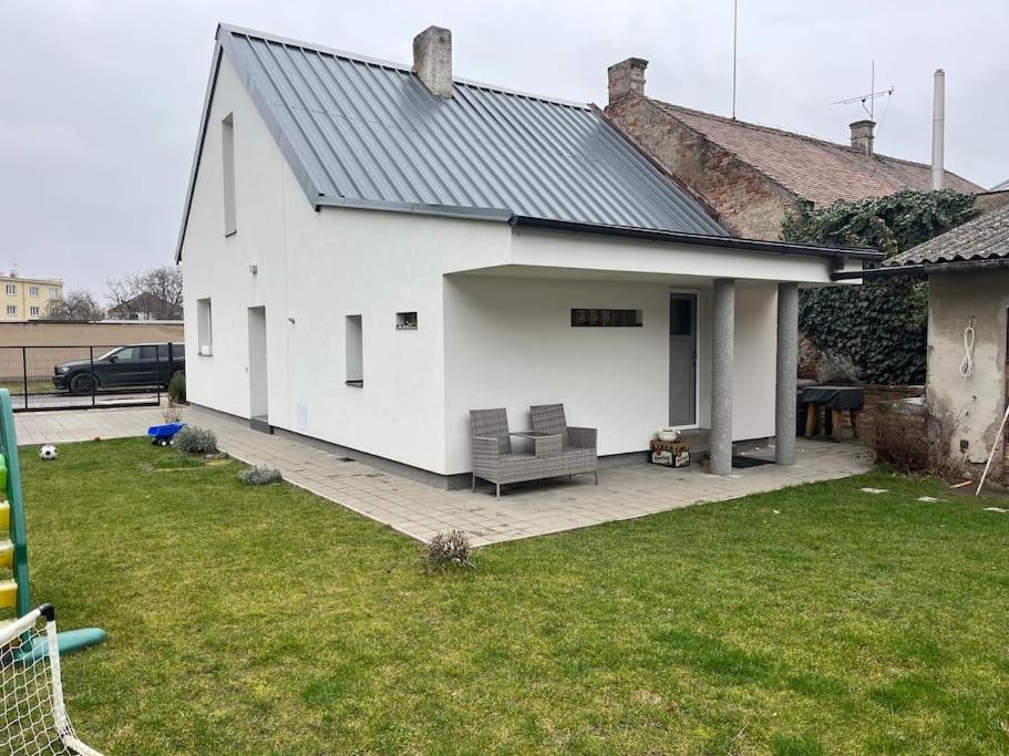 帕尔杜比采Celý dům + zahrada的白色的房子,设有带沙发的庭院