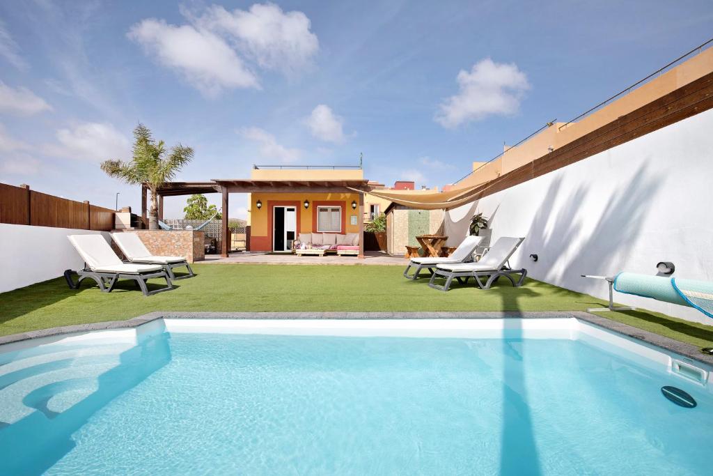 科拉雷侯Villa del Relax的一座房子后院的游泳池