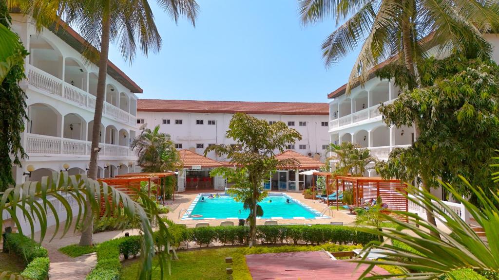 Sere KundaSarges Hotel的一张酒店庭院的图片,里面设有一个游泳池