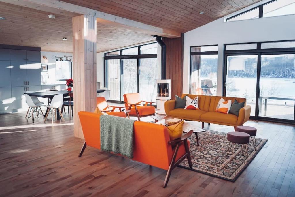 圣阿黛拉Lakeview Mid Century Luxury Cottage的客厅配有橙色沙发和桌子