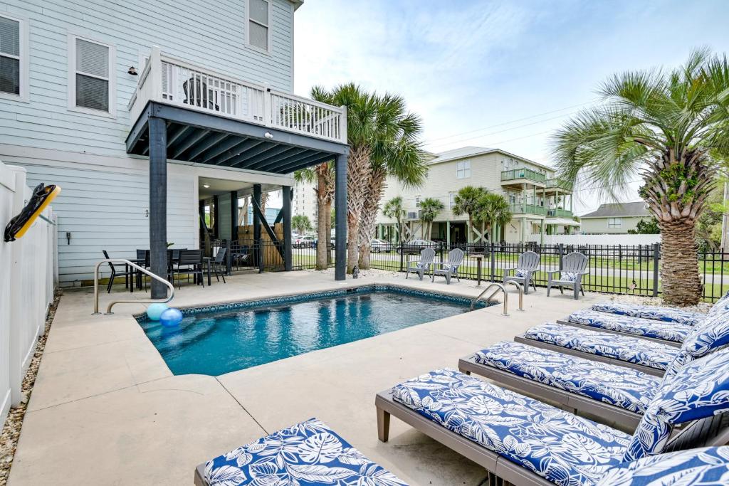 默特尔比奇Luxury Home with Ocean View, Private Pool, and Hot Tub的一座房子旁带躺椅的游泳池