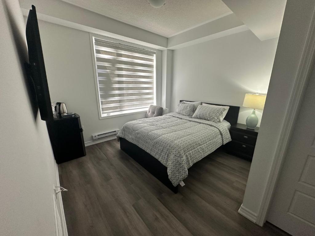 布兰普顿Keppel Circle Residence的一间卧室设有一张床和一个窗口