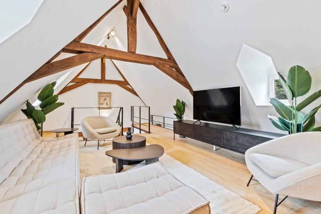 卢森堡Escape to Clausen Stylish Apartment ID212的客厅配有白色家具和平面电视