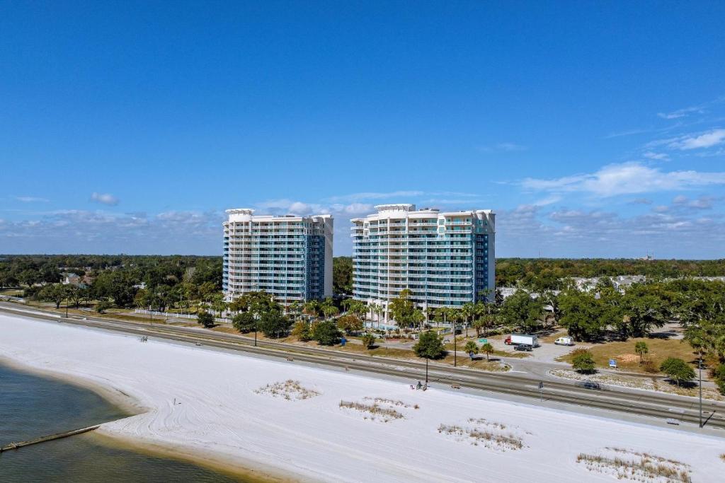 格尔夫波特Charming Condo on the Beach/Legacy T2-1102的享有海滩和建筑的空中景致