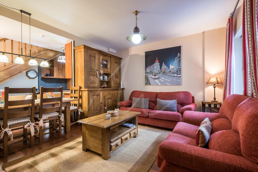博索斯特Casa Garona by SeaMount Rentals的客厅配有红色的沙发和桌子