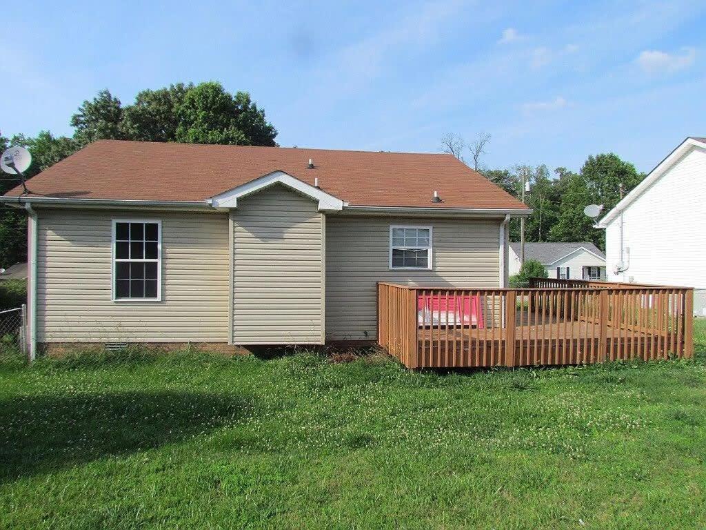 克拉克斯维尔Beautiful cul-de-sac home!!! with a FENCED IN YARD!的院子中带木栅栏的房子