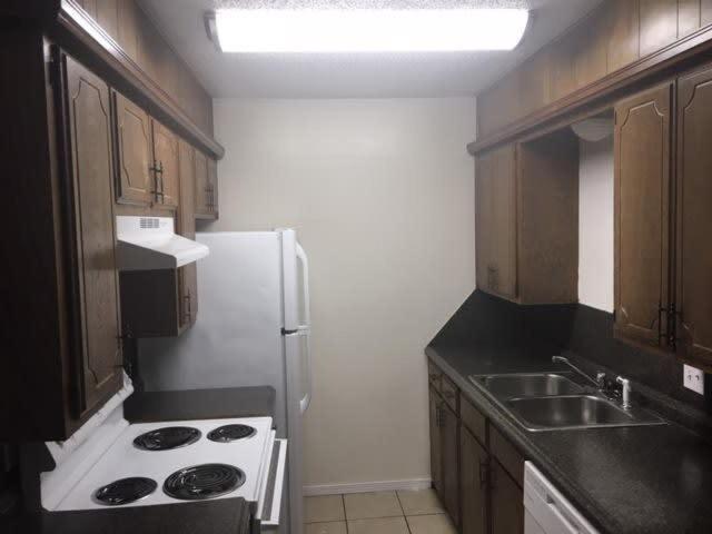 劳顿One bedroom close to Fort Sill!的厨房配有白色冰箱和水槽