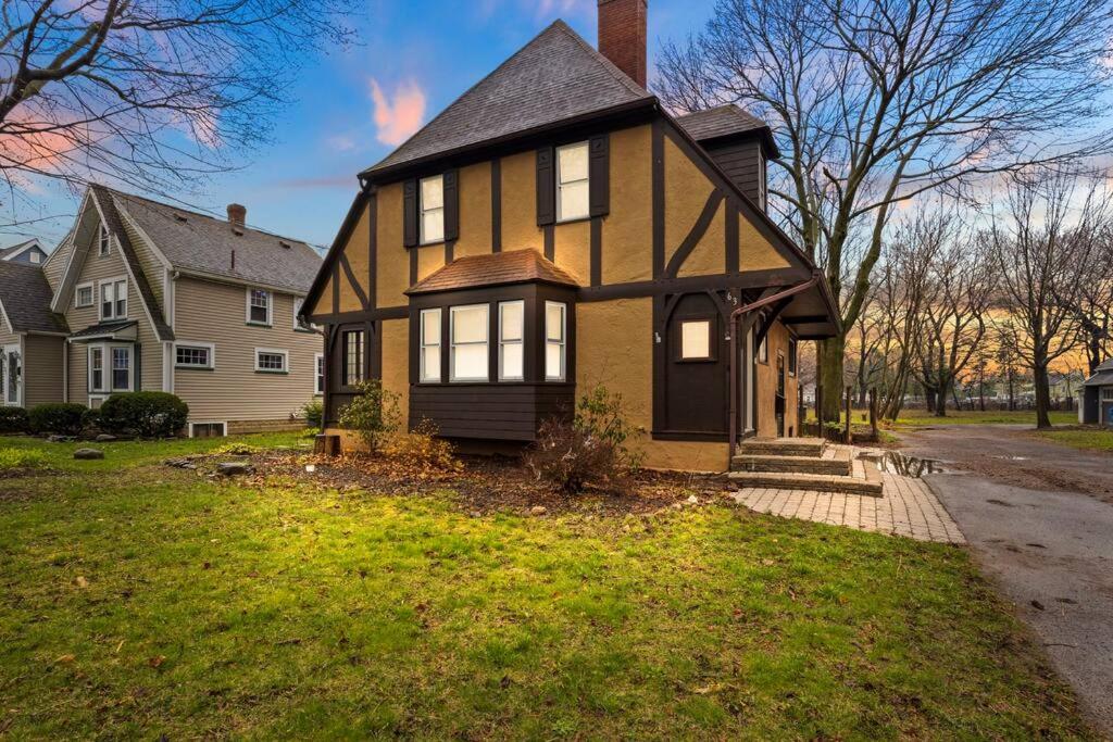 罗切斯特Rochester Gem: 3BR Near All!的院子里有黑色门的黄色房子