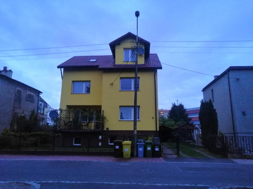 弗罗茨瓦夫Willa Malbork的街上的黄色房子,有蓝色的窗户