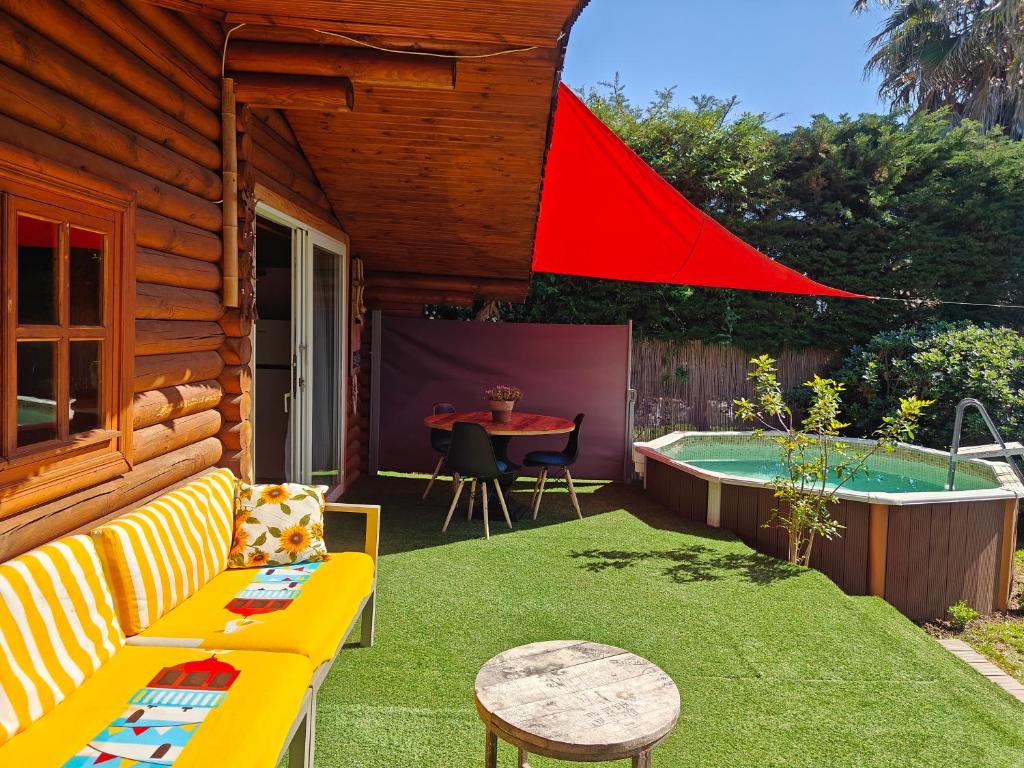 Estepona浪漫私人小屋住宿加早餐旅馆的一个带桌子和游泳池的庭院