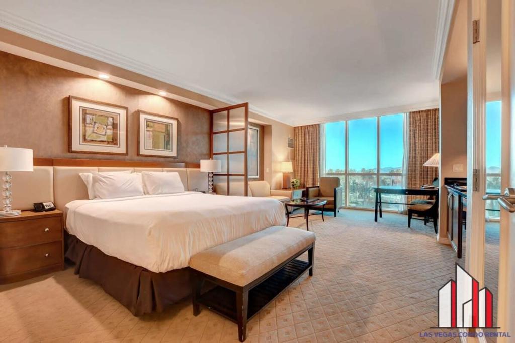 拉斯维加斯MGM Signature-04-704 Jacuzzi Studio的酒店客房设有一张大床和一张书桌。