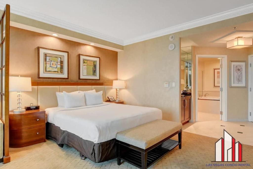 拉斯维加斯MGM Signature-17-606 Jacuzzi Studio的酒店客房设有一张大床和一间浴室。