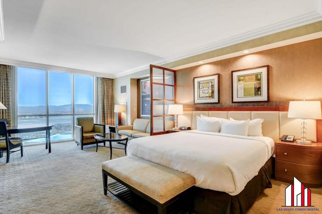 拉斯维加斯MGM Signature-24-606 Jacuzzi Studio的酒店客房设有一张大床和一张书桌。