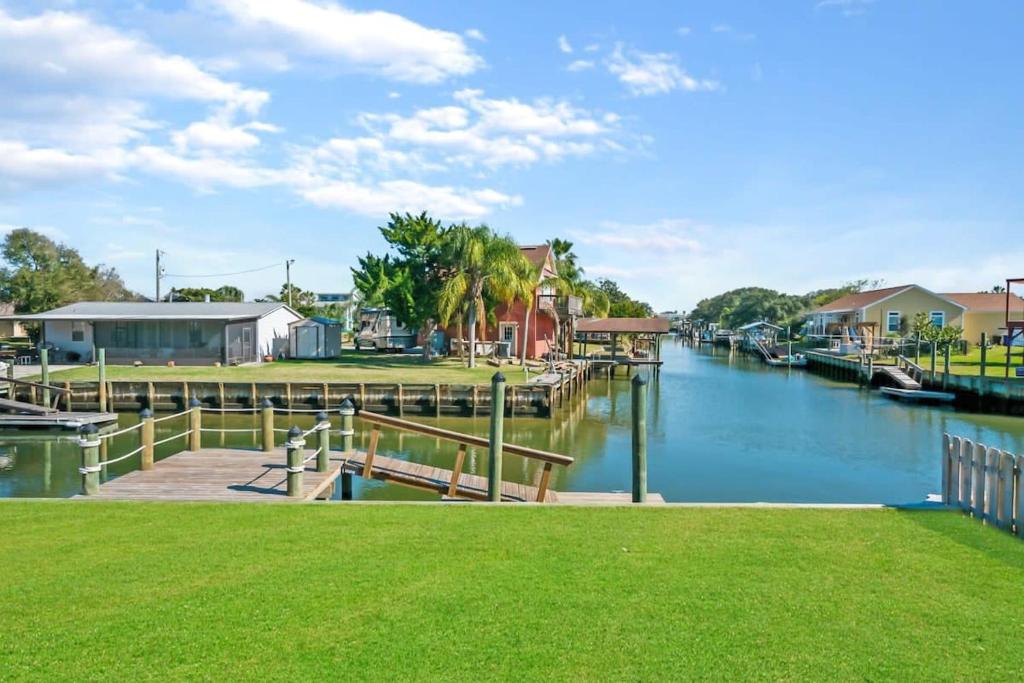 圣奥古斯丁Canal Front Home! Walk to Beach, Porch, Fishing的享有河流美景,设有房屋和码头