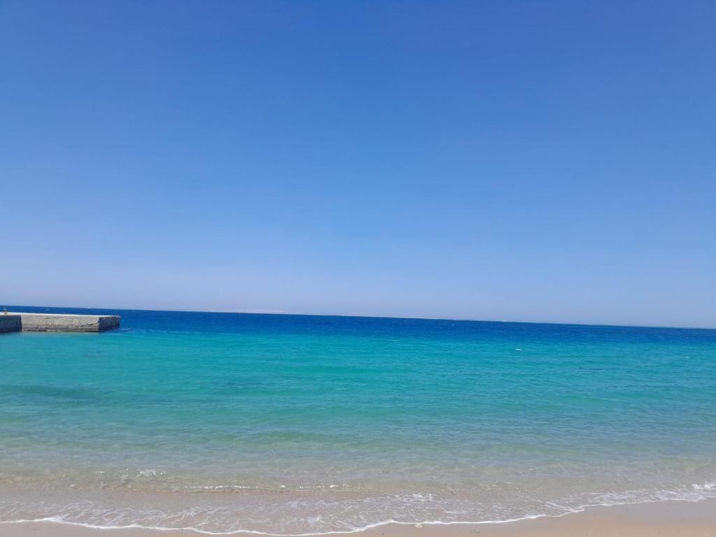赫尔格达Juliana Beach Hurghada的享有大海和沙滩的景色