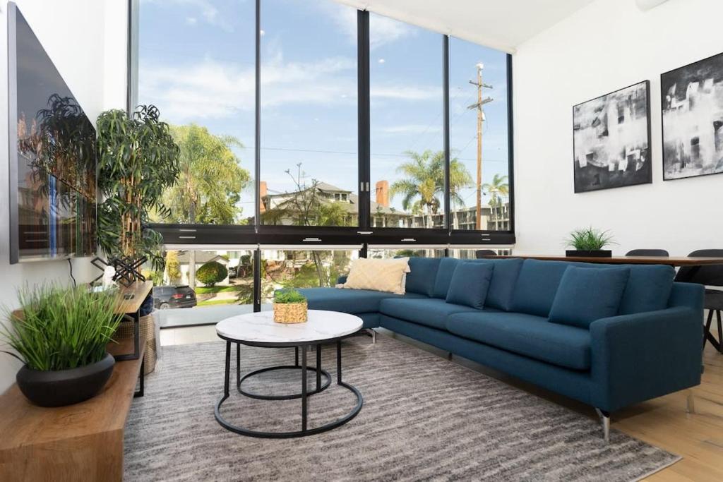 圣地亚哥Bright and Trendy 2-story Bankers Hill Condo的客厅配有蓝色的沙发和桌子