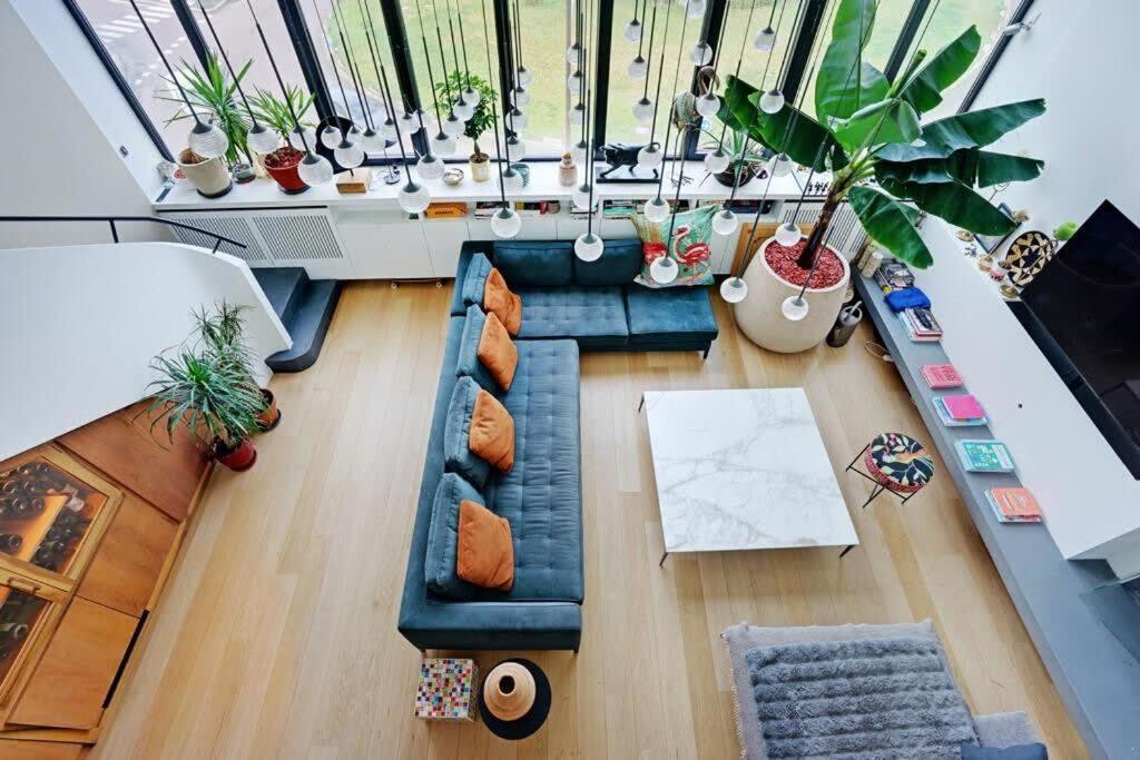 布洛涅-比扬古Appartement avec terrasse的享有带蓝色沙发的客厅的顶部景色。