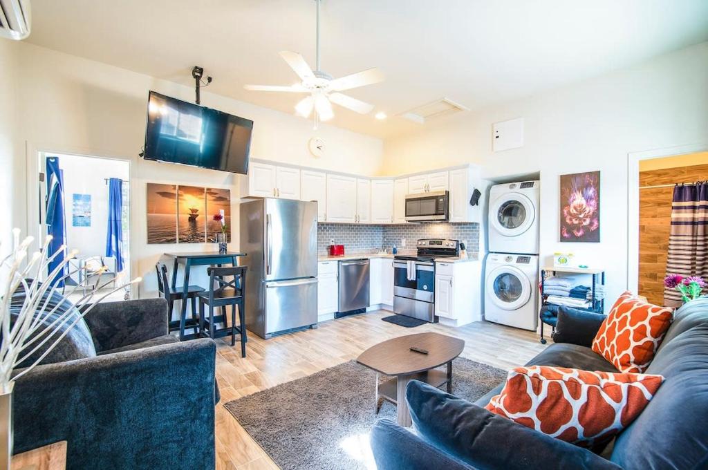 Coolidge1A- Coolidge AZ 1bd fully furnished w amenities 1A的带沙发的客厅和厨房