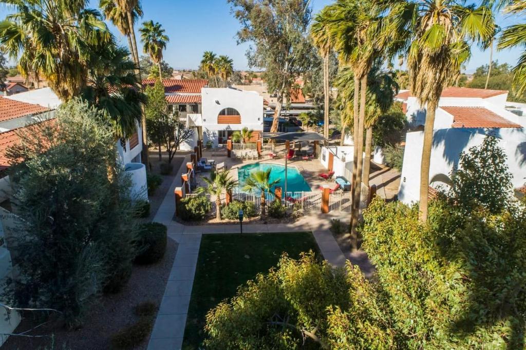 卡萨格兰德78- Modern Casa Grande Desert Paradise heated pool的享有后院的空中景致,后院拥有游泳池和棕榈树