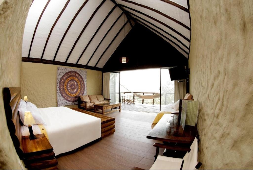 塔拉波托HOTEL RUSTICA TARAPOTO的酒店客房设有床和客厅。