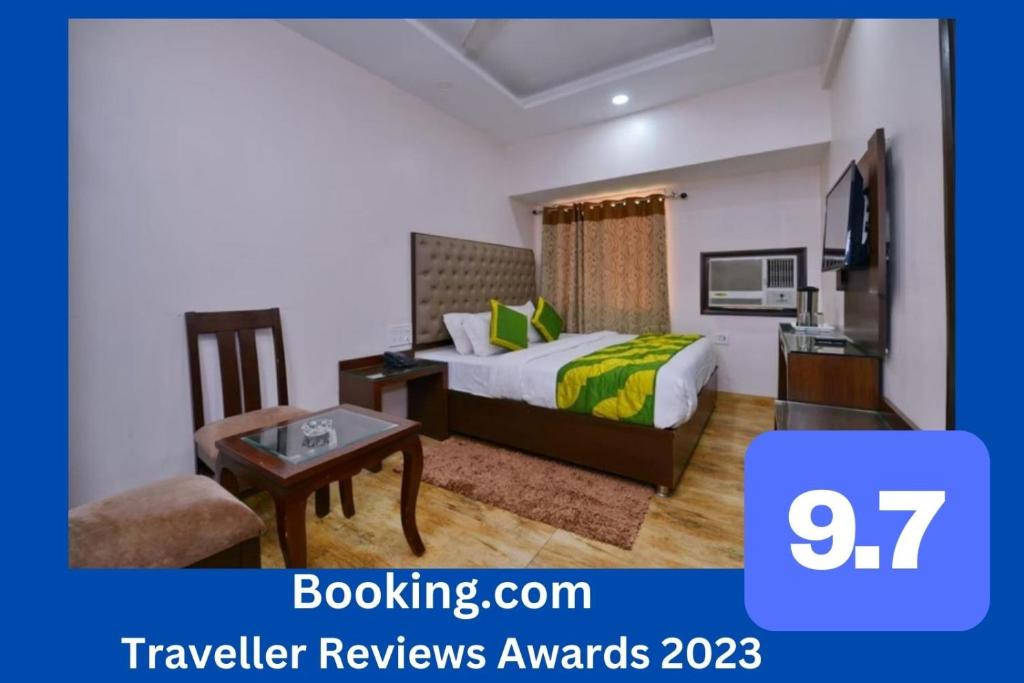 新德里Hotel Kabeer By A1Rooms的酒店客房配有一张床铺和一张桌子。