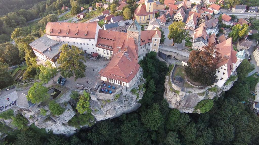 霍恩斯泰因Herberge Burg Hohnstein的山丘上城堡的空中景观