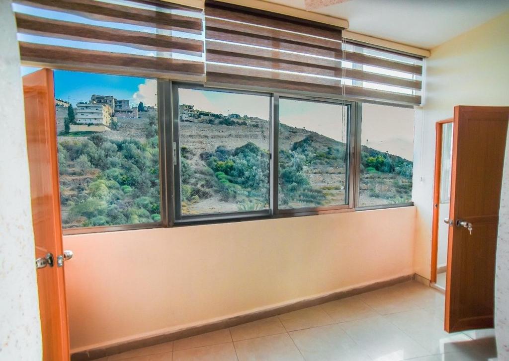 安曼Petra bods inn的客房设有享有美景的大窗户。