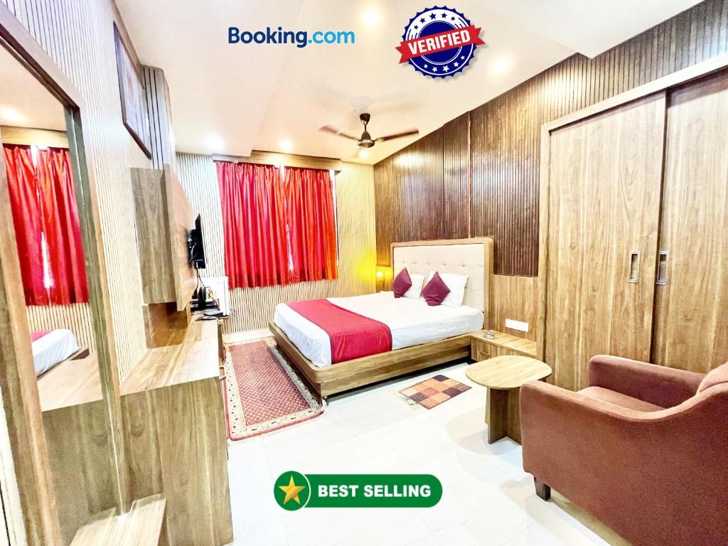 瓦拉纳西HOTEL SIDDHANT PALACE ! VARANASI fully-Air-Conditioned hotel at prime location, Lift-&-wifi-available, near-Kashi-Vishwanath-Temple, and-Ganga-ghat的配有一张床和一把椅子的酒店客房
