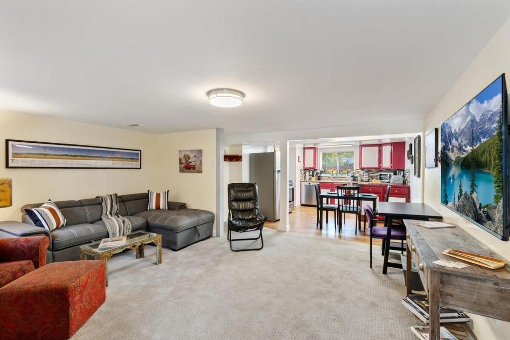 丹佛Cozy & Spacious Apartment Steps From Regis的客厅配有沙发和桌子