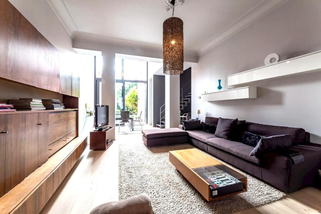 布鲁塞尔3 bedrooms apartement with enclosed garden and wifi at Bruxelles的客厅配有沙发和桌子