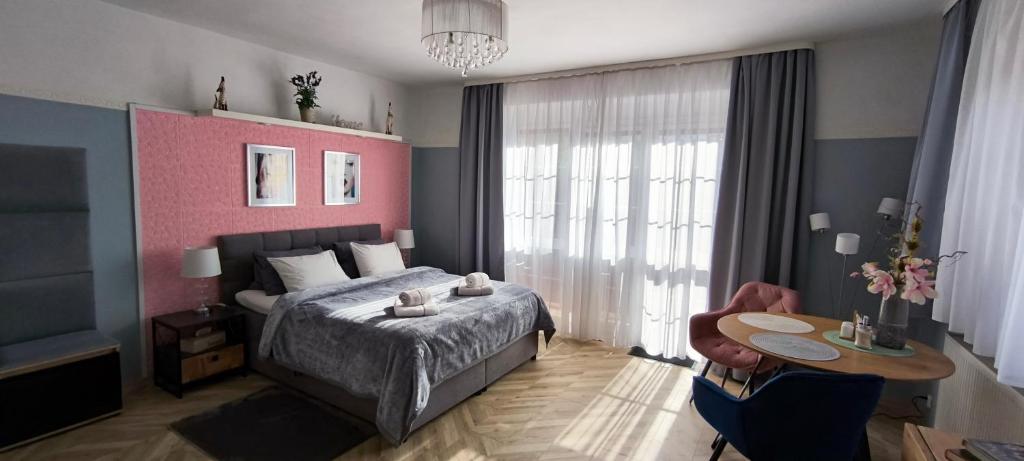 布拉格玛丽特别墅旅馆的一间卧室配有一张床、一张桌子和一张桌子。