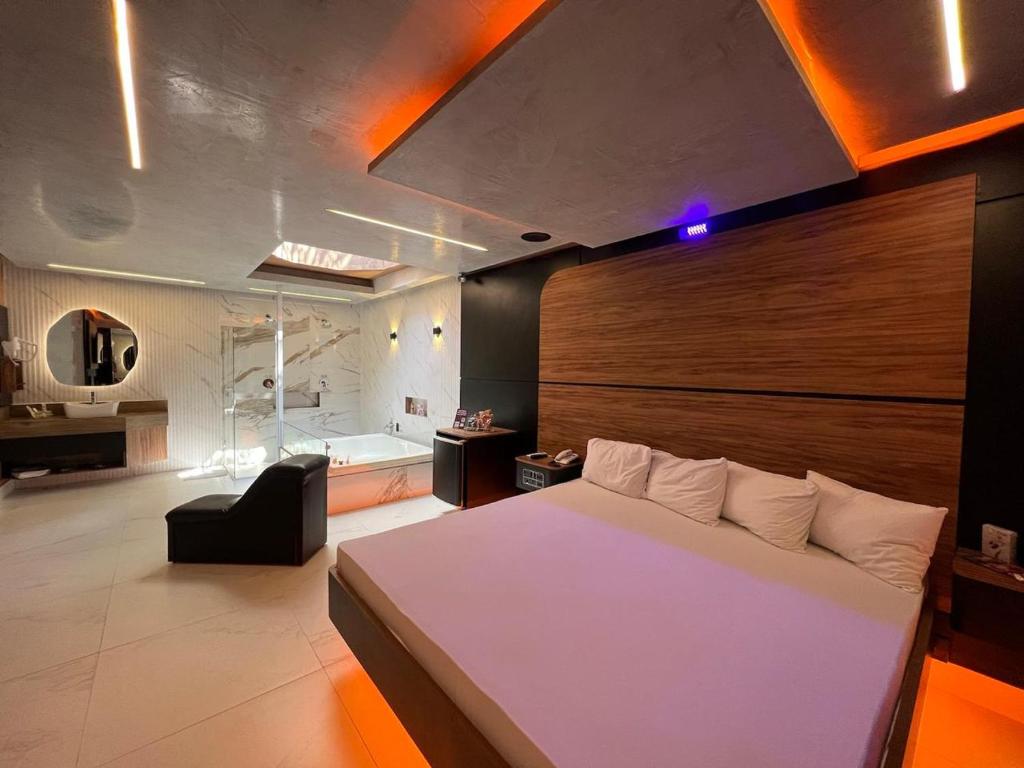 索罗卡巴Prestige Motel 3的一间带白色床的卧室和一间浴室