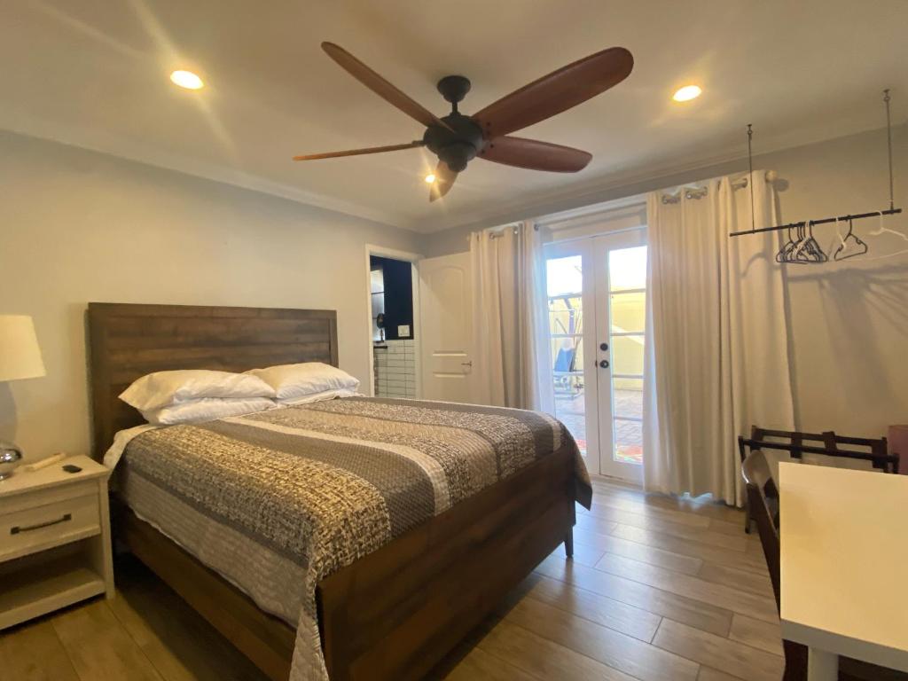 凤凰城Windsor Room的一间卧室配有一张带吊扇的床