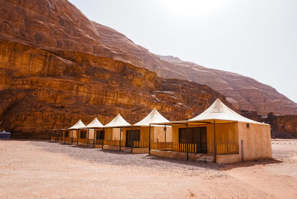 瓦迪拉姆Solana Desert Camp的山前的一排帐篷