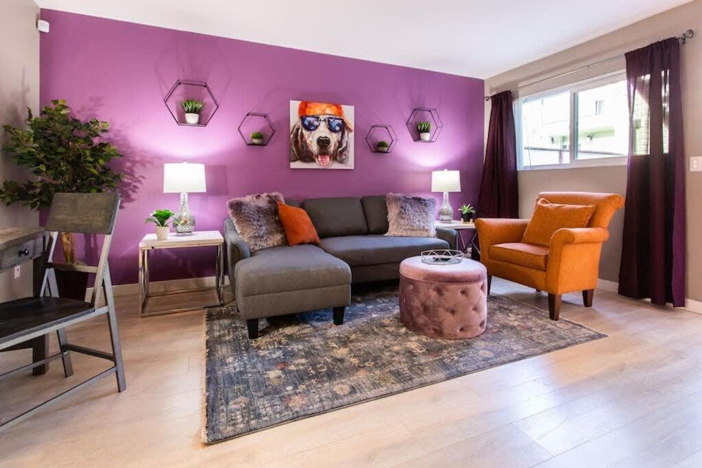 圣地亚哥Healthcare-Professionals-King-FreeParking-Wifi-Pet的客厅设有紫色墙壁、沙发和椅子