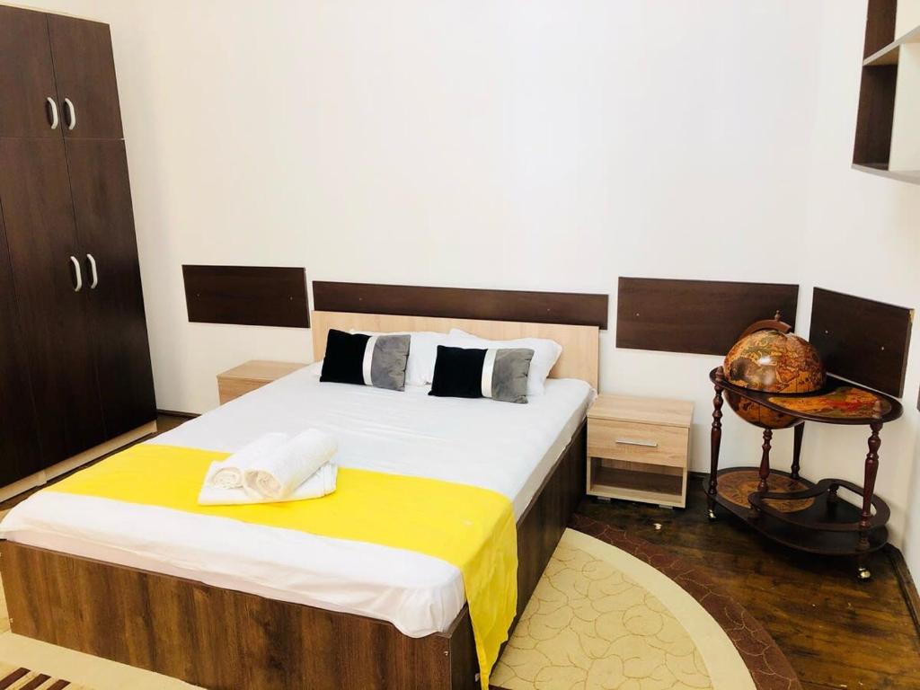 蒂米什瓦拉Joy City Stay Unirii19的一间卧室配有一张大床和一把椅子