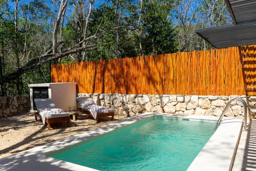 图卢姆Brand NEW! Tulum Jungle Villa with private pool的后院的游泳池,带有木栅栏