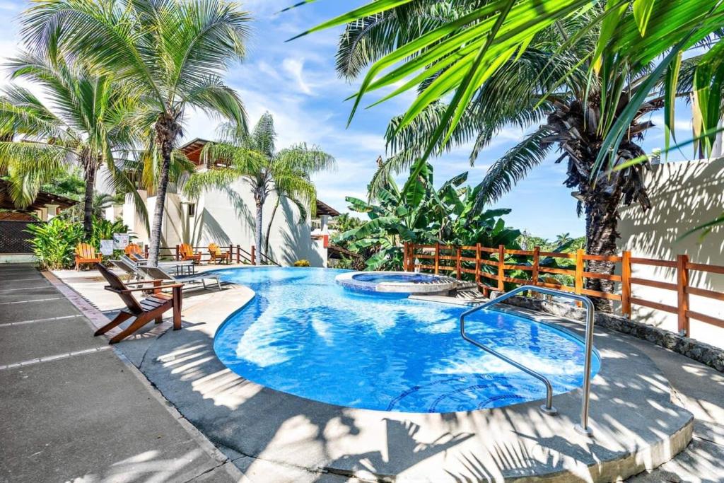 科克Coco Sunset Hills #20 Coco 2-BD Beauty with Pool Walk to Beach的一个带蓝色泳池景的大型游泳池