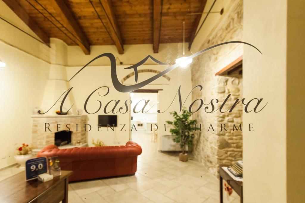 坎德拉A Casa Nostra Residenza di Charme - Struttura sanificata giornalmente con ozono的墙上的卡萨梅斯蒂卡标志