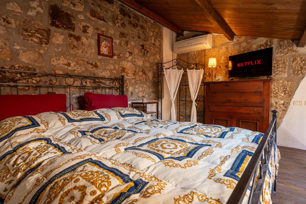 Civitella dʼAglianoYour luxury room Civitella的一张大床,位于一个石墙房间内