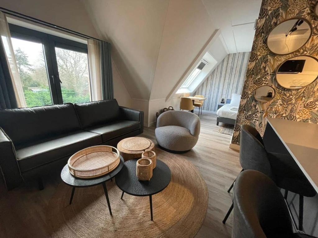 东卡佩勒Hello Zeeland - Appartement Duno Lodge M的客厅配有沙发和桌子