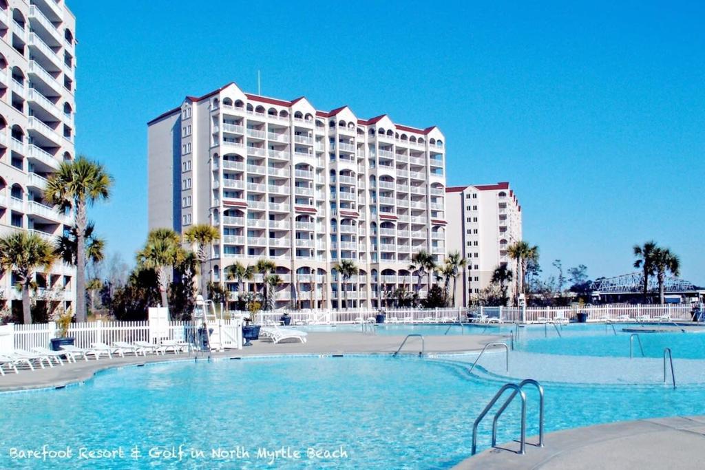 Waterfront Luxury Huge Condo with 15000sf Pool内部或周边的泳池