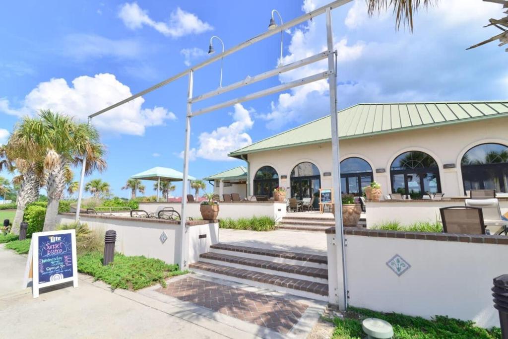 Waterfront Luxury Huge Condo with 15000sf Pool外面的花园