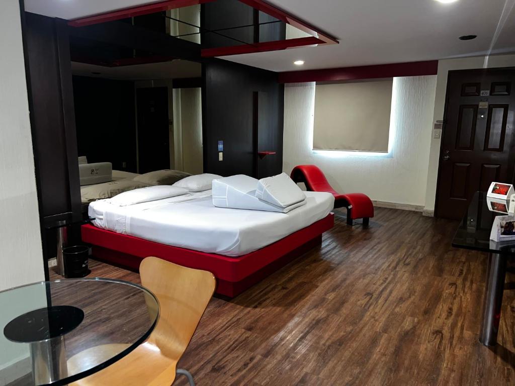 奥科约阿卡克Suites & Villas Real Hacienda的酒店客房带一张床、一张桌子和椅子