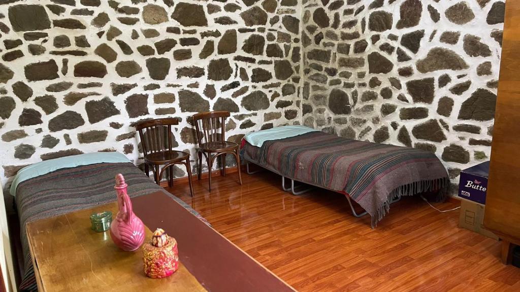 波格拉德茨Bitro House的假墙里一张桌子和一张床的房间