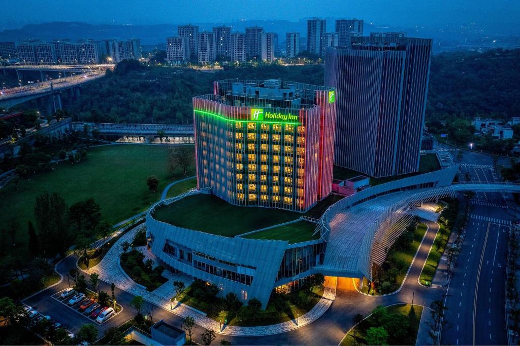 重庆重庆仙桃数据谷假日酒店的一座在晚上有灯的大建筑