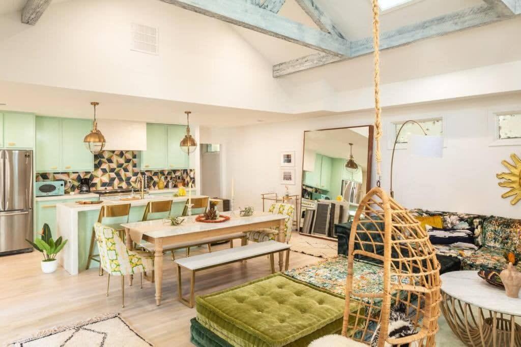 亚特兰大Penthouse Lux的厨房以及带悬挂秋千的客厅。
